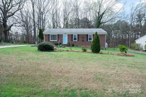 5042 Woodsboro Ln, Winston Salem, NC 27105