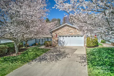 7 Holiday Dr, Arden, NC 28704