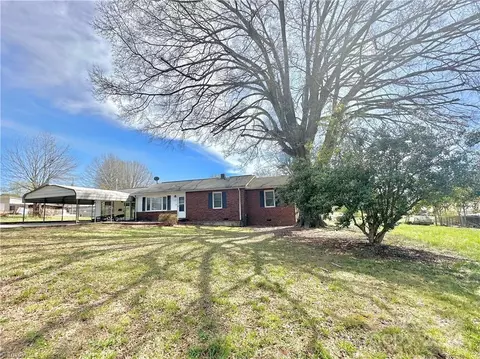 2827 Glenview Dr, Statesville, NC 28677