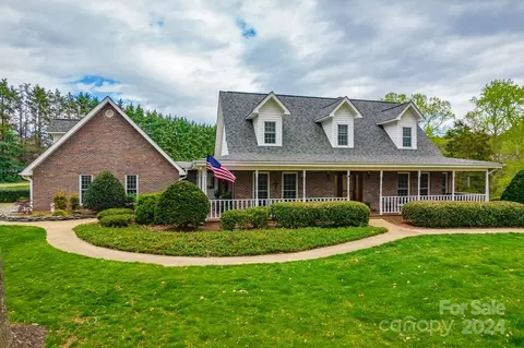 1456 Peaceful Valley Dr, Hickory, NC 28602