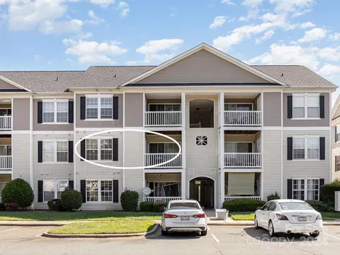 1112 Plaza Walk Dr, Charlotte, NC 28215