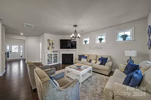 Living - 15511 Queens Trail Dr, Davidson, NC 28036 photo 2 of 6