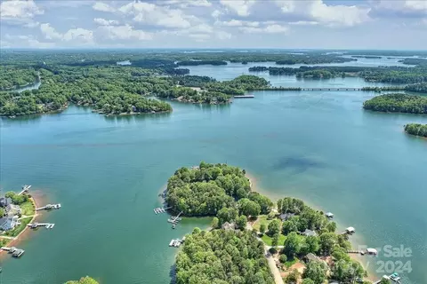 2815 Camden Pointe Dr, Sherrills Ford, NC 28673