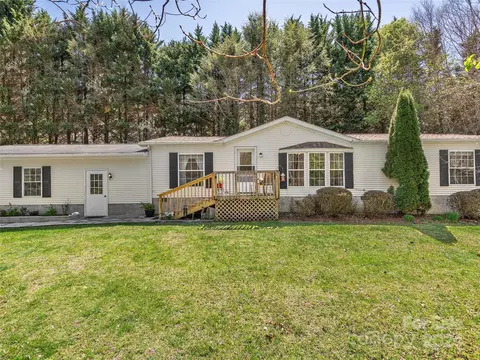 68 Powderhorn Dr, Waynesville, NC 28786