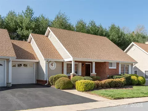 1048 Saddlebrook Dr, Hendersonville, NC 28739