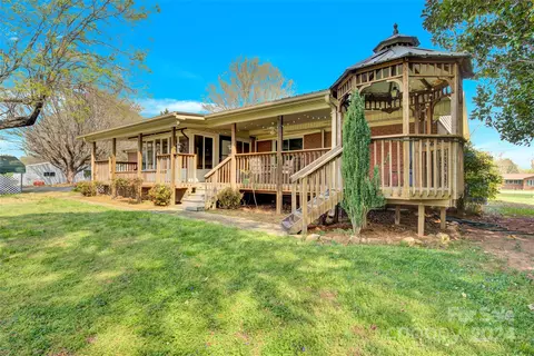 Exterior - 220 E Memorial Hwy, Harmony, NC 28634 photo 10 of 17