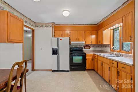 Kitchen - 100 Jasper Lea Dr, Sylva, NC 28779 photo 2 of 5