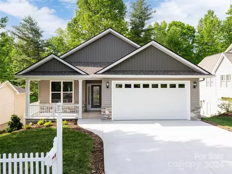 31 Ashefield Ct, Hendersonville, NC 28791