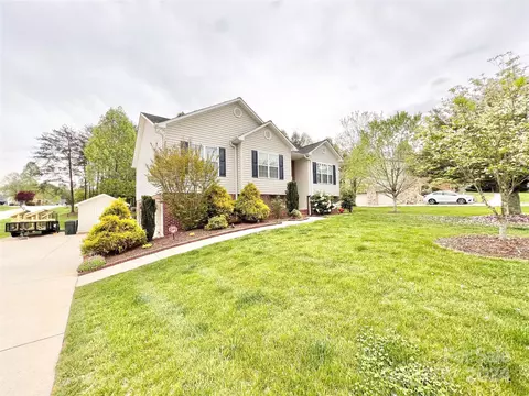 157 Deer Creek Dr, Hudson, NC 28638