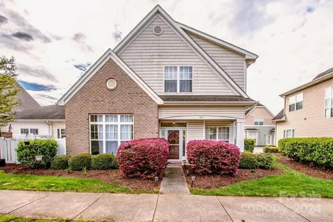 2925 Silverthorn Dr, Charlotte, NC 28273
