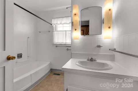 Bath - 247 Orange Ave, Lancaster, SC 29720 photo 1 of 1