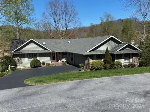 1440 Mountain Meadow Dr, Hendersonville, NC 28739