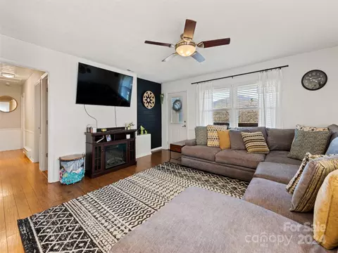 Living - 54 Danielwood Ct, Clyde, NC 28721 photo 4 of 4