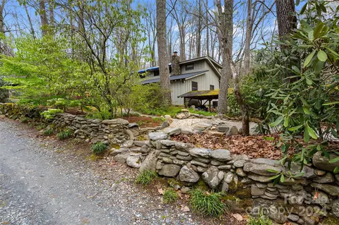 4 Chestnut Ridge Rd, Candler, NC 28715