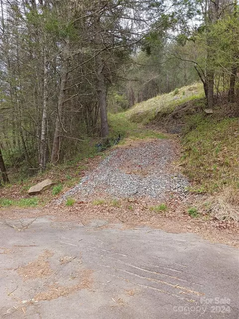 16 Waters Edge Ln, Marshall, NC 28753