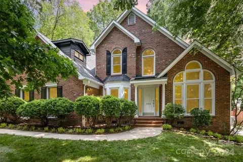 824 Queen Charlottes Ct, Charlotte, NC 28211