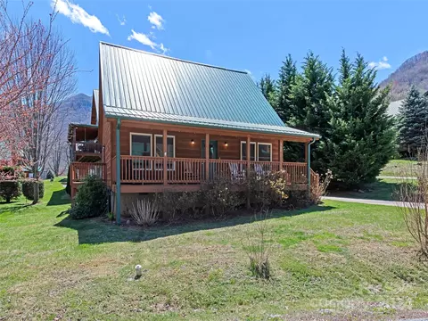 588 Panoramic Loop, Maggie Valley, NC 28751 photo 2