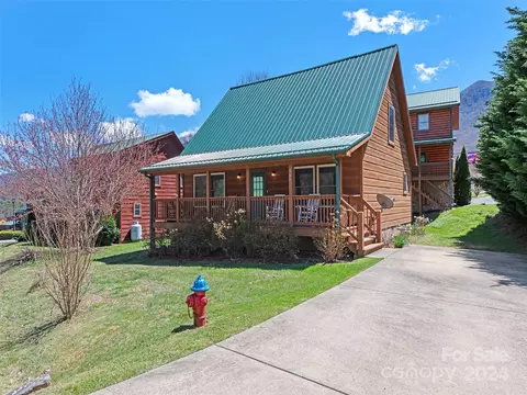 588 Panoramic Loop, Maggie Valley, NC 28751 photo 1