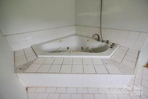 Bath - 95 Maple Springs Rd, Sylva, NC 28779 photo 3 of 3