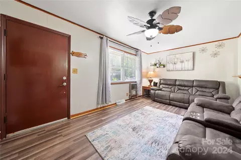515 Pattie Ann Dr, Gastonia, NC 28052