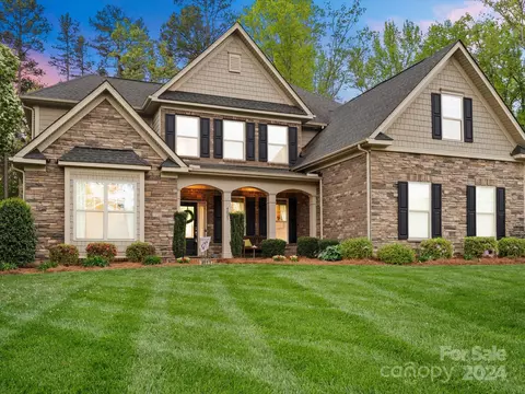 4023 Nottaway Place Dr, Matthews, NC 28105