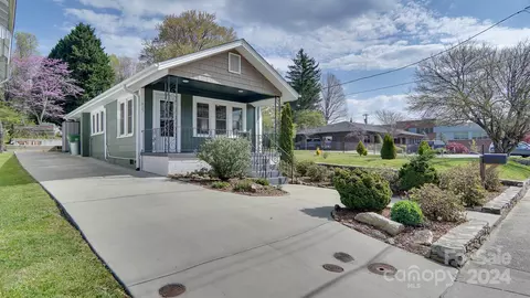 415 9th W Ave W, Hendersonville, NC 28791