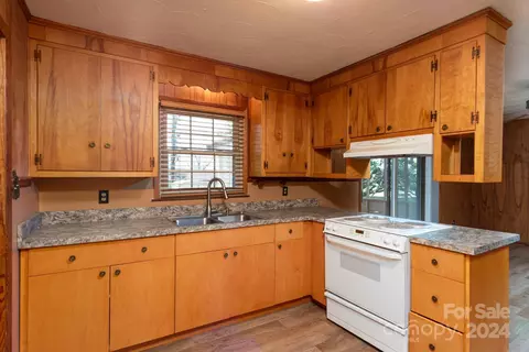 Kitchen - 3143 Sharon St, Hickory, NC 28601 photo 4 of 4