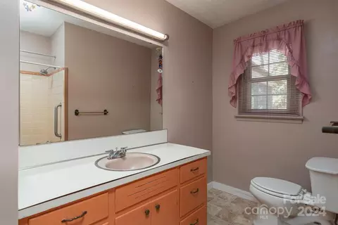 Bath - 3143 Sharon St, Hickory, NC 28601 photo 1 of 3