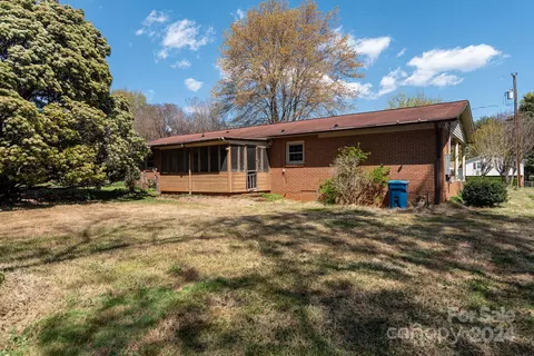 Exterior - 3143 Sharon St, Hickory, NC 28601 photo 6 of 10