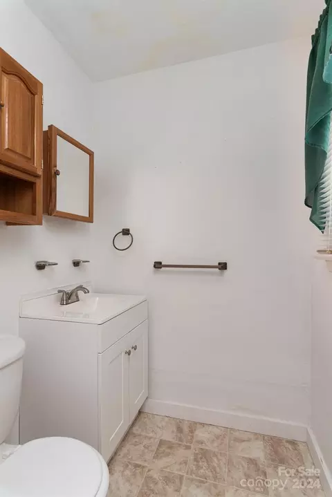 Bath - 3143 Sharon St, Hickory, NC 28601 photo 3 of 3