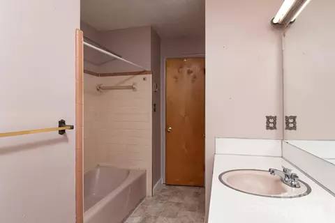 Bath - 3143 Sharon St, Hickory, NC 28601 photo 2 of 3
