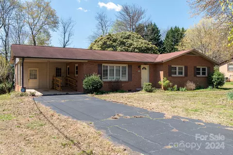 Exterior - 3143 Sharon St, Hickory, NC 28601 photo 2 of 10