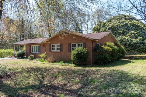 Exterior - 3143 Sharon St, Hickory, NC 28601 photo 9 of 10