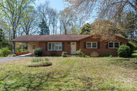 3143 Sharon St, Hickory, NC 28601