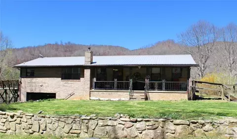 320 Creekmont Dr, Clyde, NC 28721