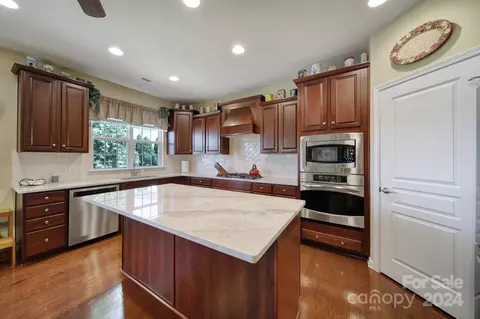 Kitchen - 2062 Yellowstone Dr, Fort Mill, SC 29707 photo 3 of 4