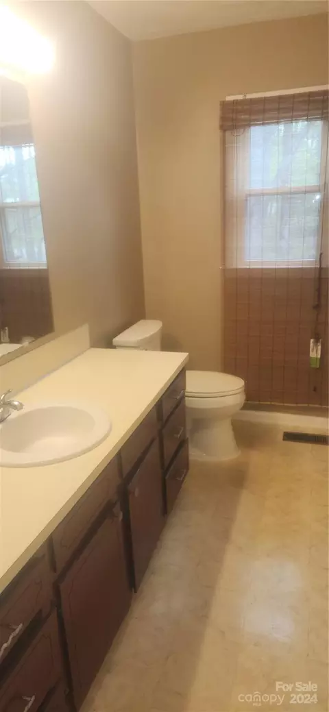 Bath - 5060 Hilo Dr, Conover, NC 28613 photo 1 of 2
