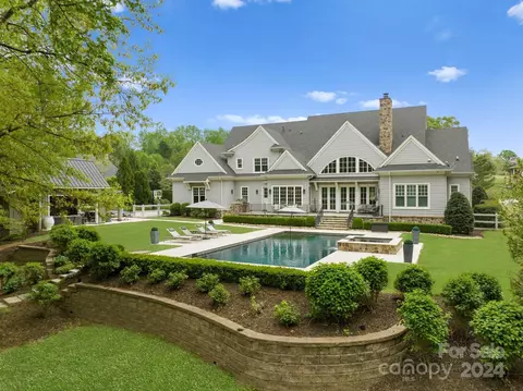Exterior - 905 Martingale Ln, Davidson, NC 28036 photo 4 of 11