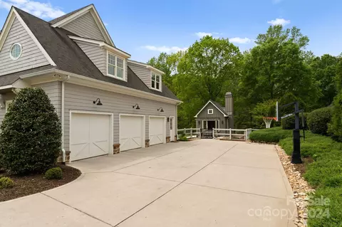 Exterior - 905 Martingale Ln, Davidson, NC 28036 photo 10 of 11