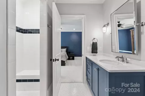 Bath - 905 Martingale Ln, Davidson, NC 28036 photo 6 of 7