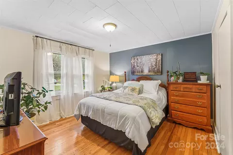 Bedroom - 3436 Us 70 E Hwy E, Marion, NC 28752 photo 1 of 2