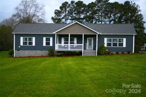 3209 Thad Henry Dr, Yadkinville, NC 27055
