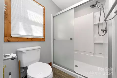 Bath - 72 Uloque Ct, Brevard, NC 28712 photo 2 of 4