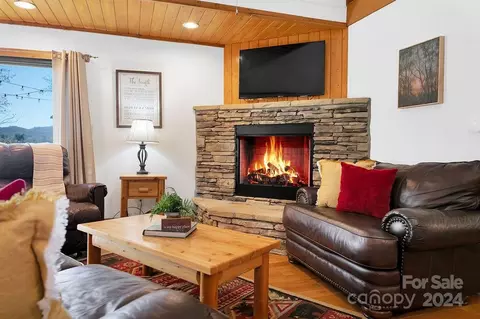 Living - 72 Uloque Ct, Brevard, NC 28712 photo 2 of 6