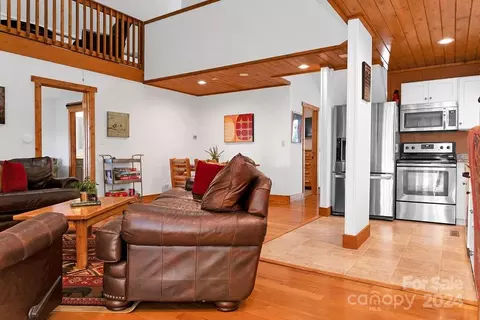 Living - 72 Uloque Ct, Brevard, NC 28712 photo 5 of 6