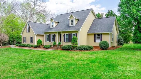 202 Knollwood Dr, Morganton, NC 28655