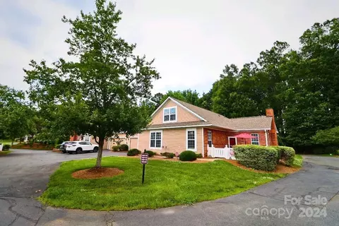 6824 Ledgestone Pl, Charlotte, NC 28227