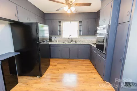 Kitchen - 111 Colonial Ave, Lancaster, SC 29720 photo 2 of 3
