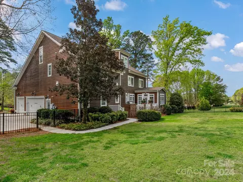 Exterior - 18507 Square Sail Rd, Cornelius, NC 28031 photo 7 of 9