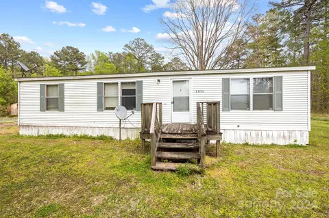 1075 Apple Ln, Jamesville, NC 27846